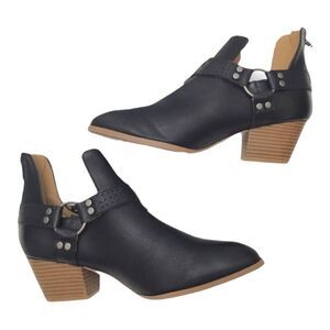 Qupid Black Pointed Toe Cut-out Ankle Booties